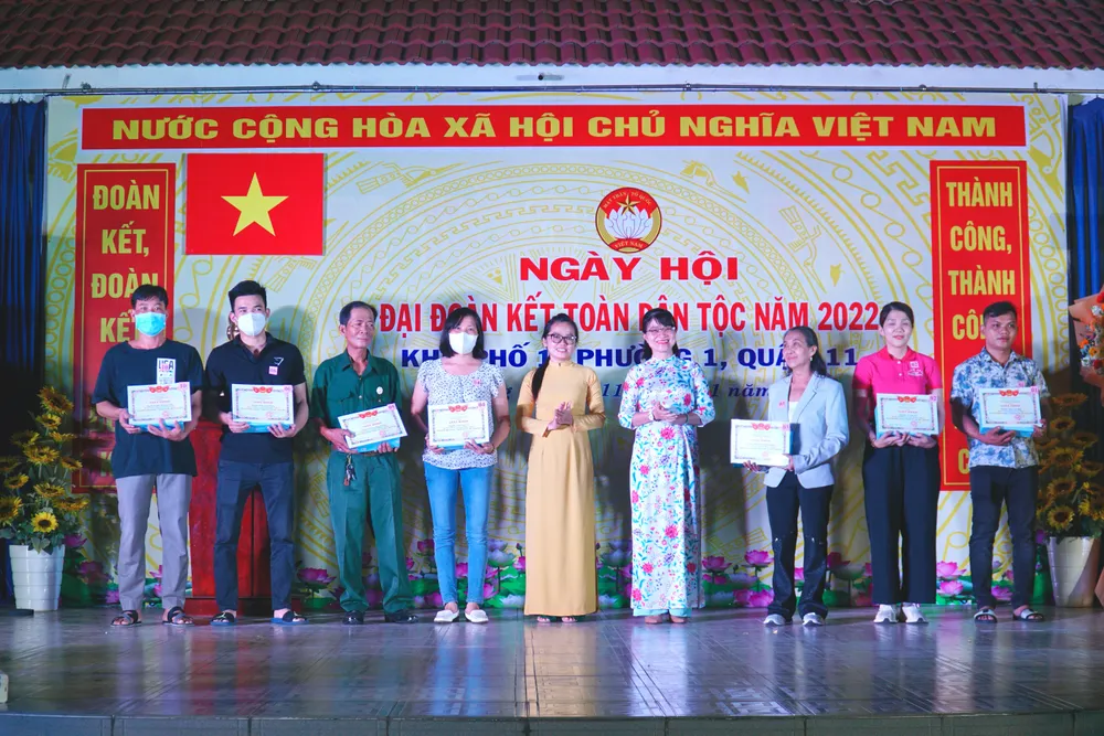 Ban Công tác mặt trận khu phố 1 khen thưởng gương tốt việc tốt năm 2022. Ảnh: BẢO PHƯƠNG