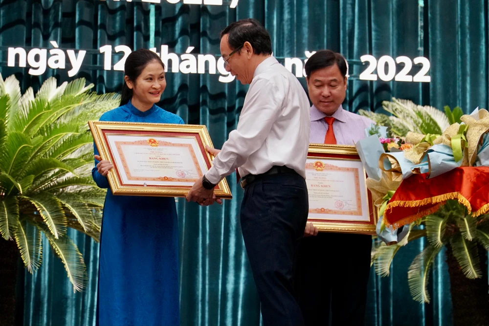 Bí thư Nguyễn Văn Nên trao bằng khen cho các cá nhân, tập thể có thành tích xuất sắc