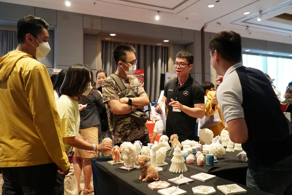 Với hơn 30 gian hàng, hội chợ từ thiện quốc tế bày bán đa dạng mặt hàng như quần áo, đồ thủ công, ẩm thực... Ảnh: BẢO PHƯƠNG Với hơn 30 gian hàng, hội chợ từ thiện quốc tế bày bán đa dạng mặt hàng như quần áo, đồ thủ công, ẩm thực... Ảnh: BẢO PHƯƠNG