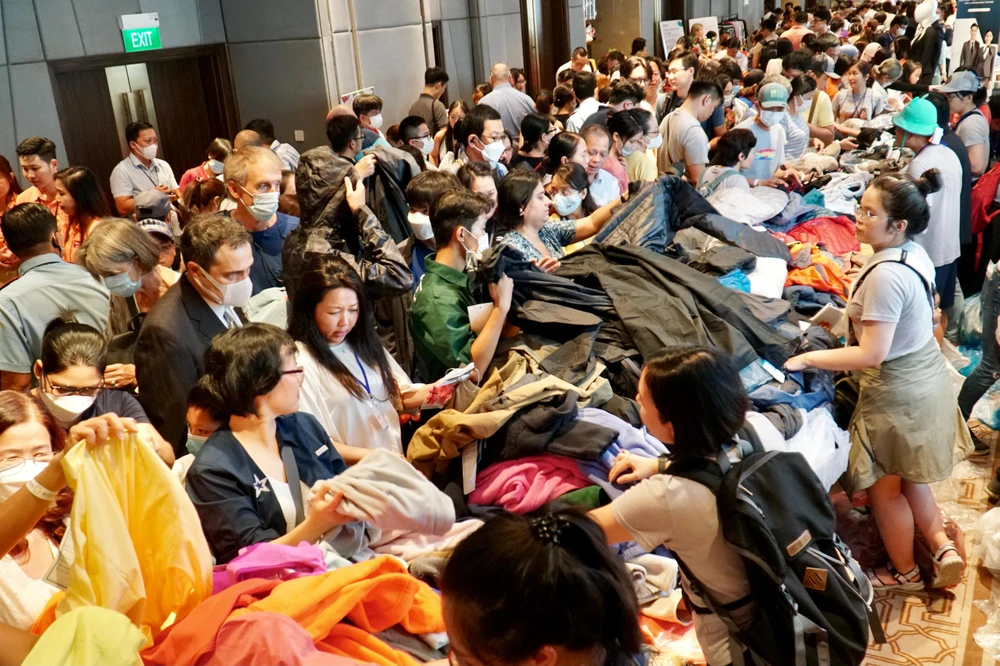 Hàng ngàn người chen nhau mua sắm tại hội chợ. Ảnh: BẢO PHƯƠNG Hàng ngàn người chen nhau mua sắm tại hội chợ. Ảnh: BẢO PHƯƠNG