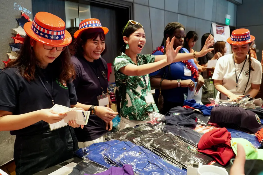 Hội chợ đón nhiều khách tham quan từ khắp nơi trên thế giới. Ảnh: BẢO PHƯƠNG Hội chợ đón nhiều khách tham quan từ khắp nơi trên thế giới. Ảnh: BẢO PHƯƠNG