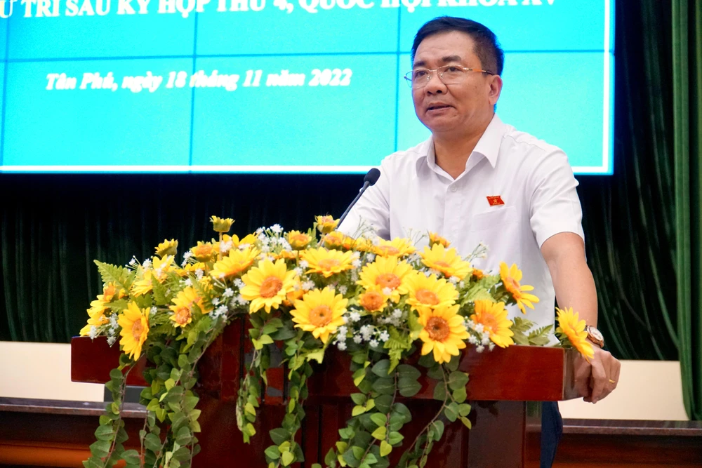 Trung tướng Nguyễn Minh Đức trả lời kiến nghị của cử tri. Ảnh: BẢO PHƯƠNG