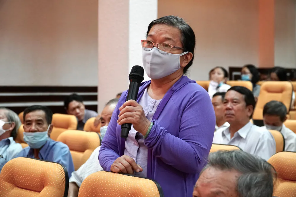 Cử tri Lê Minh Thuỷ nêu kiến nghị với quận và tổ ĐBQH. Ảnh: BẢO PHƯƠNG