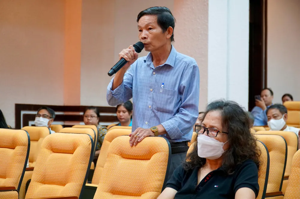Cử tri Nguyễn Văn Đơ phản ánh tại buổi tiếp xúc. Ảnh: BẢO PHƯƠNG