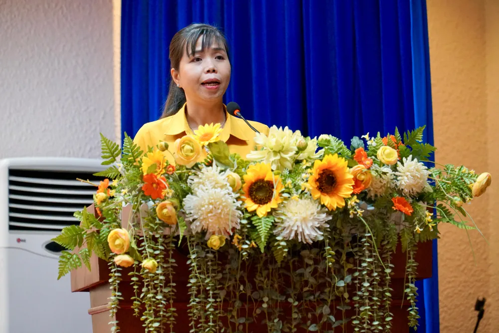 Phó Chủ tịch UBND quận Tân Bình Lê Thị Thu Sương trả lời kiến nghị của cử tri. Ảnh: BẢO PHƯƠNG