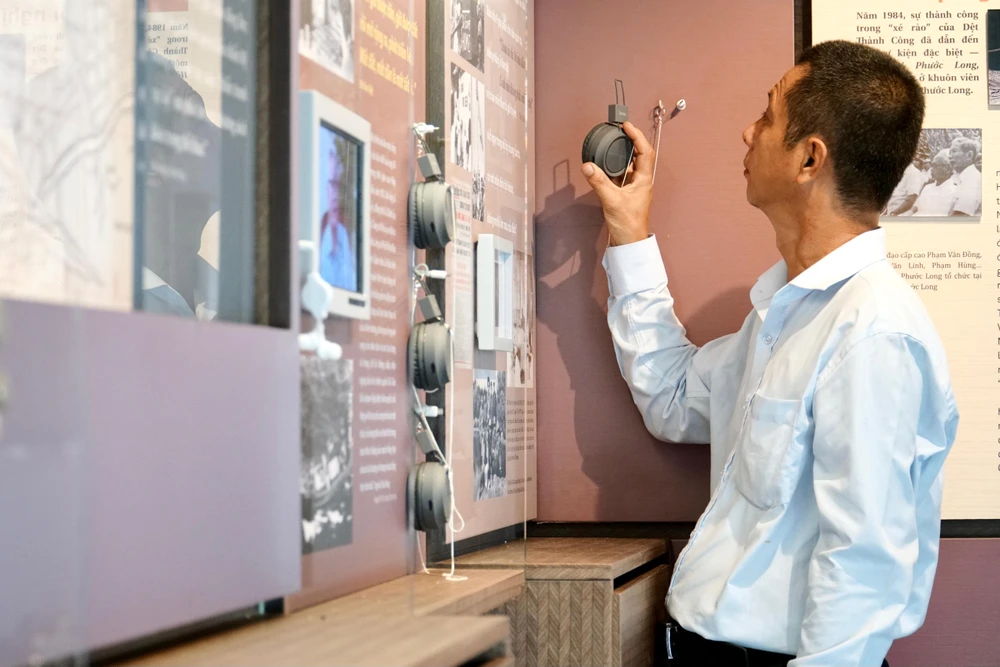 Nơi đây được trang bị nhiều thiết bị hiện đại như màn hình, tai nghe để khách tham quan có thể theo dõi, khám phá từng giai đoạn cuộc đời của Thủ tướng Võ Văn Kiệt. Tất cả tư liệu tại đây đều được nhà nước, người thân Thủ tướng Võ Văn Kiệt và các đài truyền hình, đài phát thanh cung cấp. Ảnh: BẢO PHƯƠNG