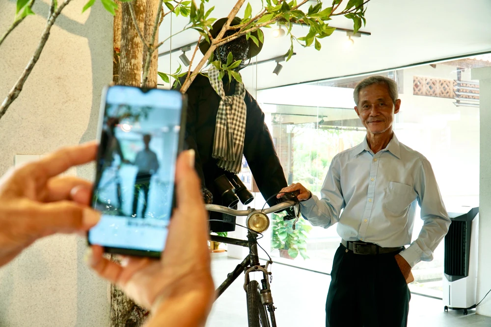 Nhiều lần đến tham quan Khu lưu niệm Thủ tướng Võ Văn Kiệt nhưng đây là lần ông Nguyễn Văn Xưa (Ngụ tỉnh Vĩnh Long) cảm thấy ngạc nhiên nhất. "Tôi đã tới đây đôi ba lần nhưng hôm nay cũng rất bất ngờ vì sự thay đổi, cách bố trí của khu Vườn ông Sáu Dân. Theo tôi việc có thể nghe luôn thuyết minh, nhìn hình ảnh, đọc chữ nói chung rất đầy đủ và kích thích người đến tham quan", ông Xưa nói. Ảnh: BẢO PHƯƠNG