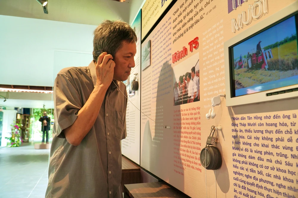 Từ TP.HCM về Vĩnh Long tham quan nhà trưng bày nhân kỷ niệm 100 năm ngày sinh Thủ tướng Võ Văn Kiệt, ông Hà An Huy (ngụ TP.HCM) cho biết bản thân rất bất ngờ vì khi nghe tên "Vườn ông Sáu Dân" cứ ngỡ đây là vườn cây. Ông Huy chia sẻ: "Ban đầu nghe tôi nghĩ là vườn bonsai nên khi tới rất bất ngờ và thấy thú vị. Việc trang bị âm thanh, hình ảnh số như thế này tôi nghĩ sẽ giúp khách tham quan dễ dàng tìm hiểu về cuộc đời Thủ tướng Kiệt hơn". Ảnh: BẢO PHƯƠNG