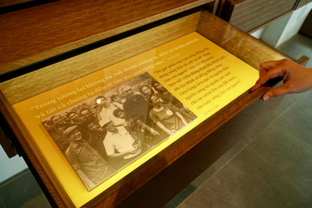 Theo bà Thảo, nhà trưng bày không chỉ trưng bày hình ảnh, tư liệu về Thủ tướng Kiệt mà họ còn gợi mở bằng từ khoá để khách tham quan giải mã như Sáu Dân là gì? Tại sao gọi là Thủ tướng điện,... Điều này sẽ kích thích sự tò mò, tìm hiểu của du khách để họ tự động tìm hiểu về cuộc đời ông. Ảnh: BẢO PHƯƠNG