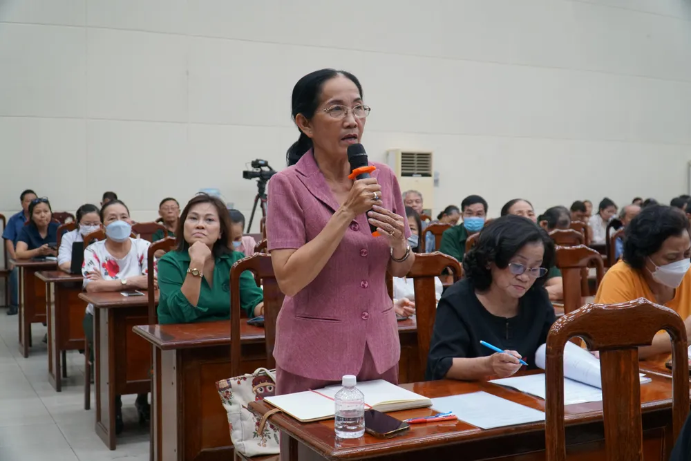 Cử tri Trần Thị Tuyết Hồng (phường Thạnh Lộc) kiến nghị tổ ĐBQH và HĐND TP và dự án trung tâm thương mại Ngã Tư Ga. Ảnh: BẢO PHƯƠNG