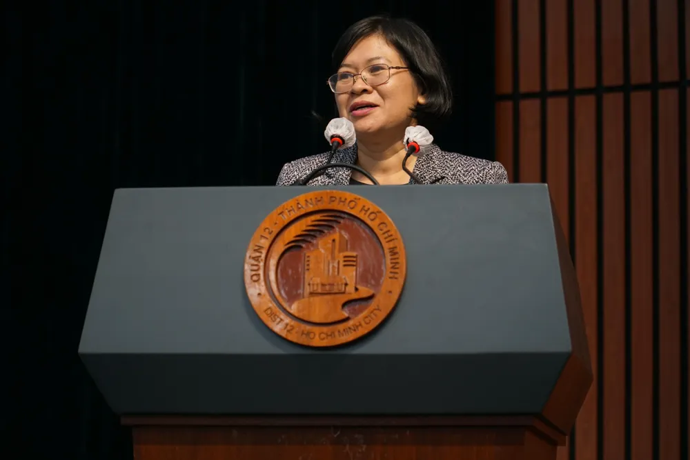 Bà Văn Thị Bạch Tuyết, Phó Trưởng đoàn chuyên trách Đoàn ĐBQH TP.HCM trả lời kiến nghị của cử tri. Ảnh: BẢO PHƯƠNG