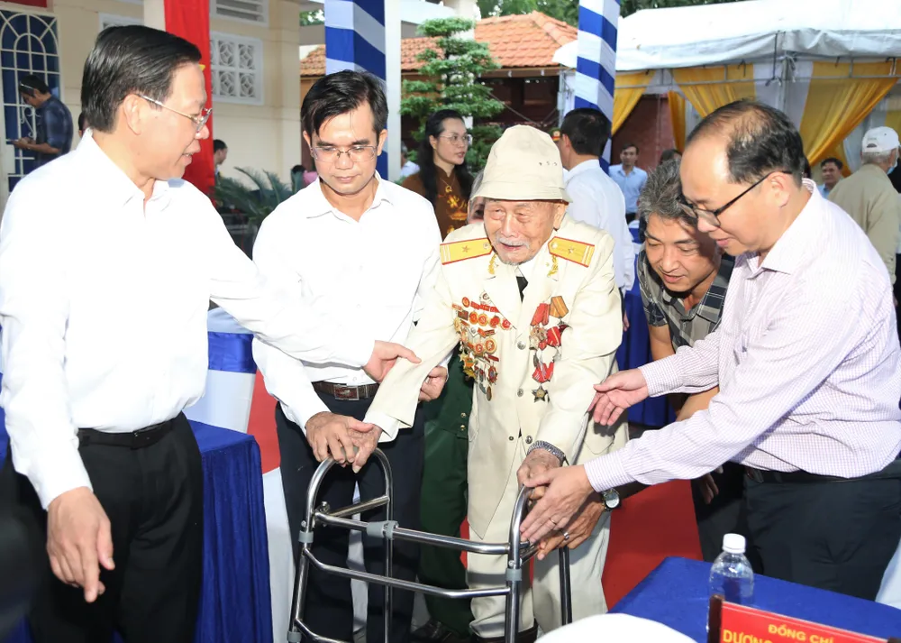 Chủ tịch UBND TP.HCM Phan Văn Mãi (bên trái) đón ông Trương Thành Hỷ (ngụ xã Thới Tam Thôn, huyện Hóc Môn), cán bộ lão thành tham gia cuộc khởi nghĩa Nam Kỳ. Ảnh: NT Chủ tịch UBND TP.HCM Phan Văn Mãi (bên trái) đón ông Trương Thành Hỷ (ngụ xã Thới Tam Thôn, huyện Hóc Môn), cán bộ lão thành tham gia cuộc khởi nghĩa Nam Kỳ. Ảnh: NT