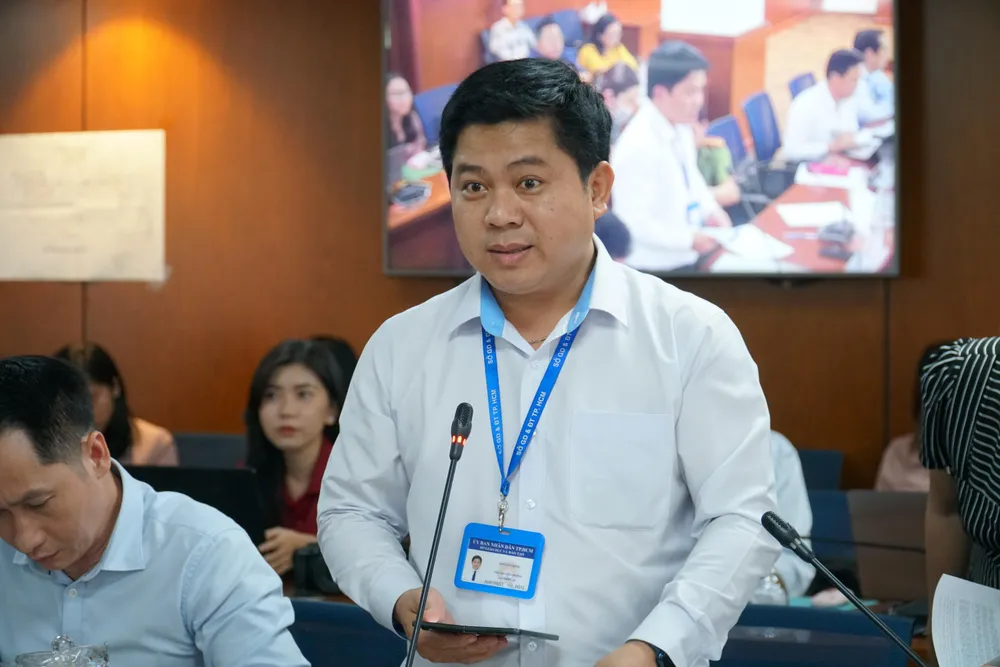 Ông Hồ Tấn Minh, Chánh Văn phòng Sở GD-ĐT TP.HCM thông tin tại họp báo. Ảnh: HUỲNH THƠ