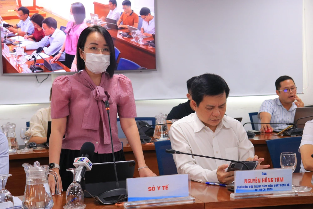 Phó Chánh văn phòng Sở Y tế Lê Thiện Quỳnh Như thông tin tại họp báo. Ảnh: VÕ THƠ