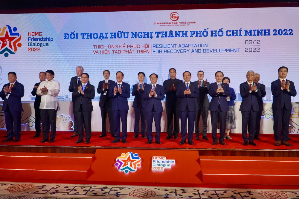 Các đại biểu chụp hình tại sự kiện. Ảnh: BẢO PHƯƠNG