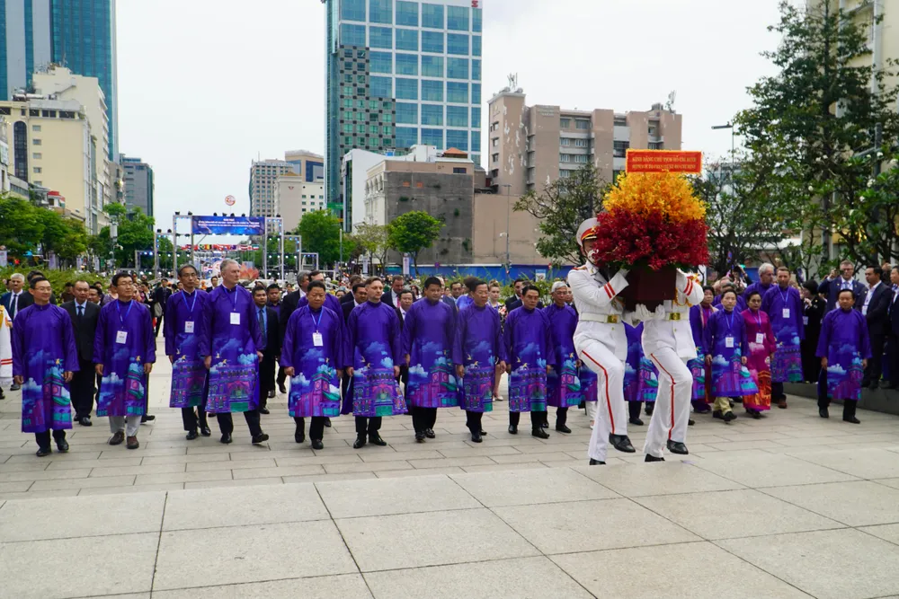 Đoàn đại biểu đến dâng hoa tại tượng đài Chủ tịch Hồ Chí Minh. Ảnh: BẢO PHƯƠNG