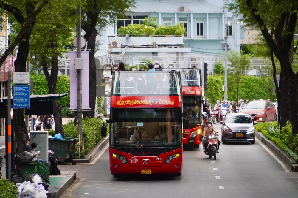 Cùng ngày, đại diện 24 địa phương nước bạn tham quan TP.HCM bằng xe buýt 2 tầng. Ảnh: BẢO PHƯƠNG