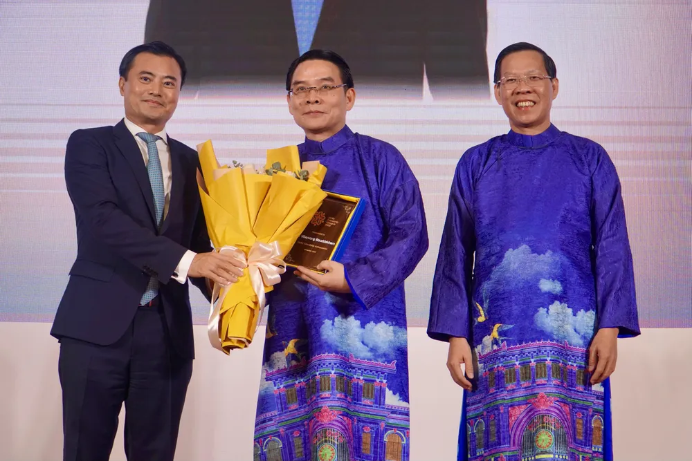 Chủ tịch UBND TP.HCM Phan Văn Mãi và Phó Chủ tịch UBND TP Bùi Xuân Cường trao kỷ niệm chương cho ông Vilayvong Boutdakham, Bí thư, Tỉnh trưởng tỉnh Champasak (Lào). Ảnh: BẢO PHƯƠNG