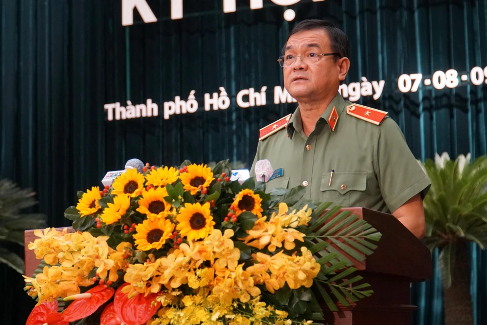 Thiếu tướng Lê Hồng Nam, Giám đốc Công an TP.HCM, báo cáo tại phiên chất vấn sáng 8-12. Ảnh: BẢO PHƯƠNG