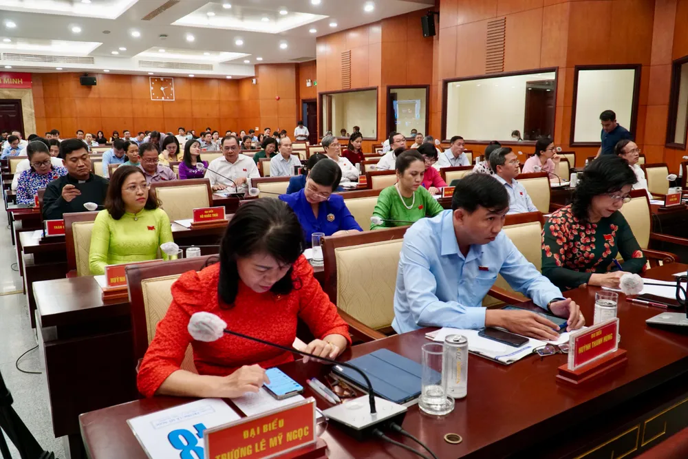 Các đại biểu tại phiên chất vấn Chủ tịch UBND TP.HCM Phan Văn Mãi chiều 8-12. Ảnh: BẢO PHƯƠNG Các đại biểu tại phiên chất vấn Chủ tịch UBND TP.HCM Phan Văn Mãi chiều 8-12. Ảnh: BẢO PHƯƠNG