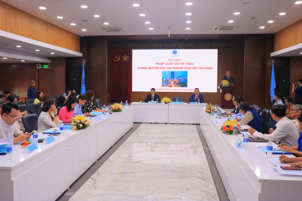 Quang cảnh hội thảo khoa học "Pháp luật về tổ chức chính quyền đô thị tại TP.HCM". Ảnh: VÕ THƠ