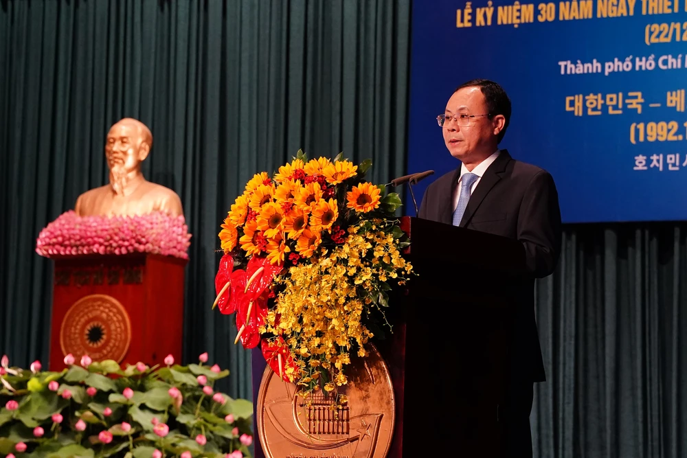 Phó Bí thư Thành ủy TP.HCM Nguyễn Văn Hiếu phát biểu tại Lễ kỷ niệm 30 năm ngày thiết lập quan hệ ngoại giao giữa Việt Nam - Hàn Quốc. Ảnh: BẢO PHƯƠNG