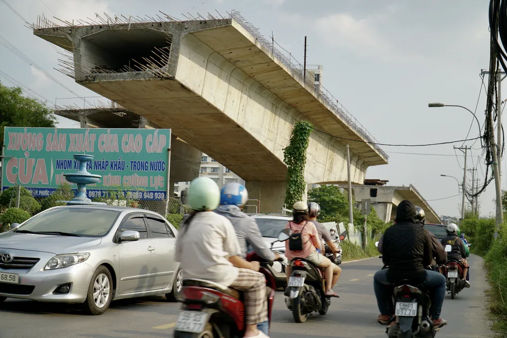 Dự án cầu Nam Lý (đường Đỗ Xuân Hợp, TP Thủ Đức) với vốn đầu tư 857 tỉ đồng phải &quot;đắp chiếu&quot; vì không có mặt bằng thi công. Ảnh: BẢO PHƯƠNG