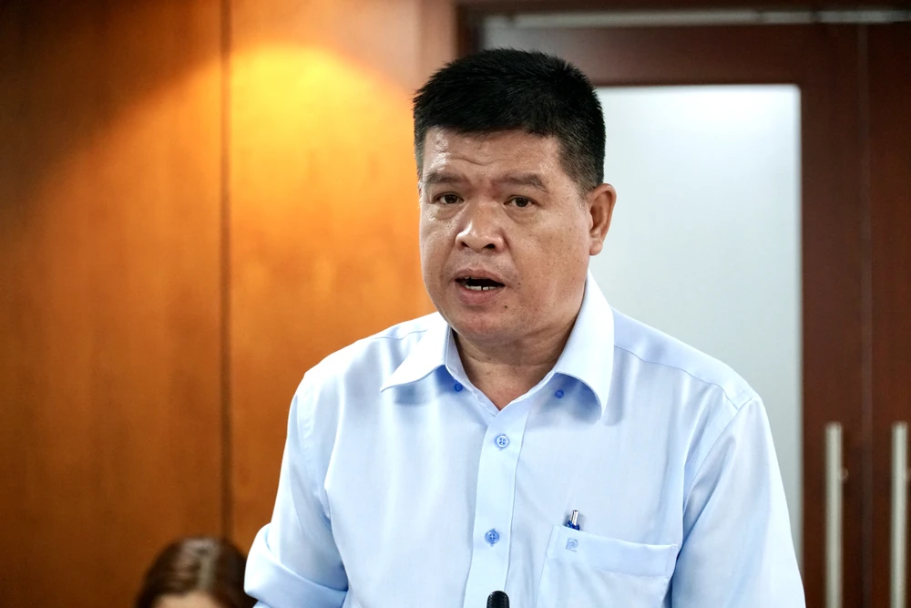 Ông Bùi Hòa An, Phó Giám đốc GTVT TP.HCM thông tin về tình hình hoạt động của các trung tâm đăng kiểm trên địa bàn. Ảnh: BẢO PHƯƠNG