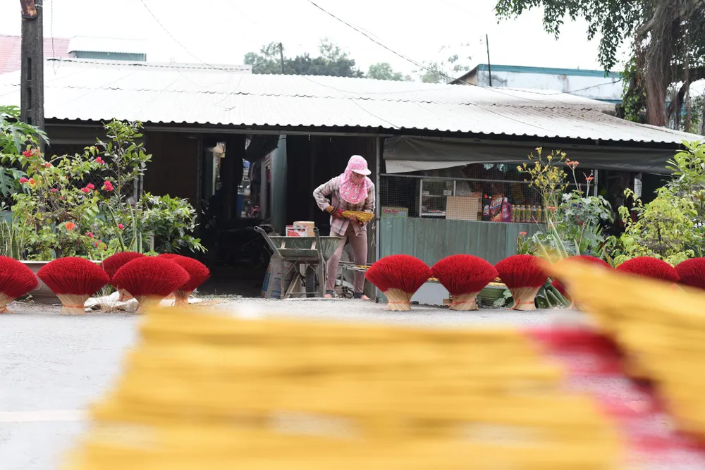 Thời điểm này, người dân đi dọc đường Mai Bá Hương, Thích Thiện Hòa (huyện Bình Chánh, TP.HCM) dễ dàng bắt gặp cảnh những sào nhang, những bó hoa nhang phơi dọc 2 bên đường.