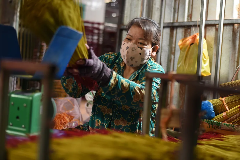 Công nhân tại xưởng nhang ở làng nghề nhang xã Lê Minh Xuân mỗi ngày có thể kiếm từ 200.000-300.000 đồng, tùy theo số lượng sản phẩm làm được.