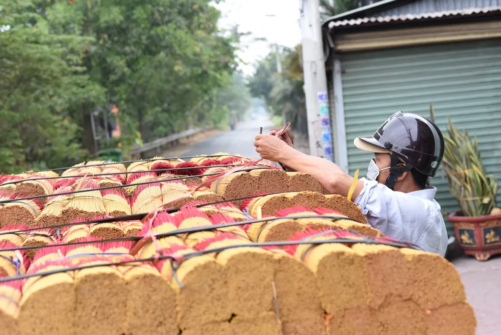 Đa phần các hộ làm nhang tại làng nghề này thường cung cấp nhang sỉ. Cuối năm, nhiều đầu mối tới tận xưởng lấy hàng, sau đó về tự đóng gói, dán nhãn rồi đưa ra thị trường.