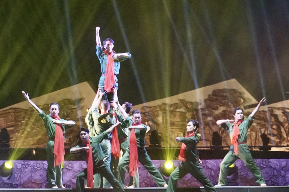 Hành trình đầy máu lửa hào hùng của Cuộc Tổng tiến công và nổi dậy Xuân Mậu Thân 1968 đã được khắc họa rõ nét qua các tiết mục biểu diễn. Ảnh: BẢO PHƯƠNG