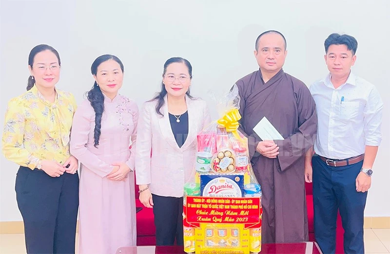 Chủ tịch HĐND TP.HCM chúc tết nhiều cá nhân, đơn vị ảnh 1 Chủ tịch HĐND TP.HCM chúc tết nhiều cá nhân, đơn vị ảnh 1