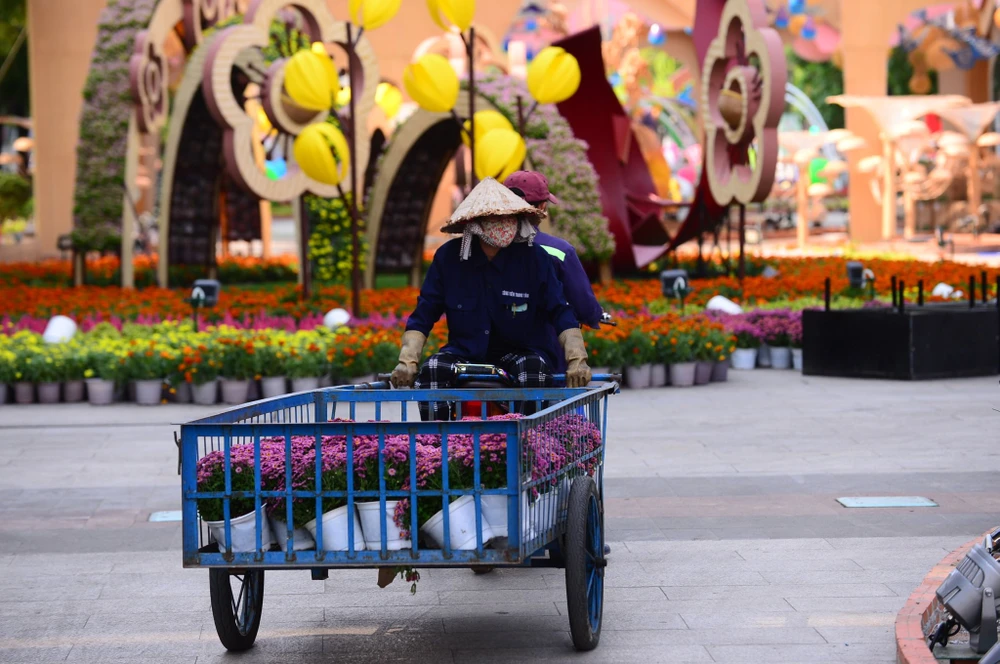Các loại hoa được sử dụng gồm: cúc mâm xôi, vạn thọ, mào gà,... nhiều hơn so với các năm trước. Ảnh: HOÀNG GIANG