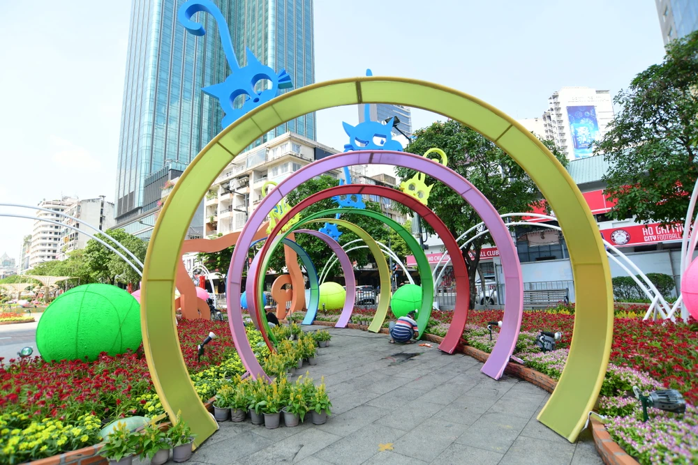 Với chủ đề “TP.HCM – Xuân an vui, xuân thịnh vượng”, đường hoa Nguyễn Huệ Tết Quý Mão 2023 sẽ tràn ngập sắc hoa xuân cùng diện mạo ấn tượng để ghi dấu mốc 20 năm công trình văn hóa độc đáo, trở thành biểu tượng của TP.HCM vào mỗi dịp Tết Nguyên đán. Ảnh: HOÀNG GIANG