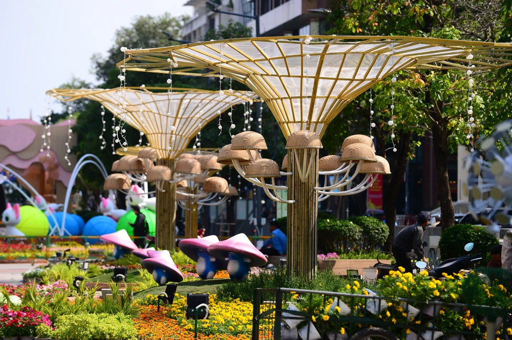 Tại đại cảnh mang chủ đề "Đô thị thông minh", mây tre trở thành vật liệu chủ đạo trong trang trí, phối hợp cùng sắt, nguyên vật liệu không thể thiếu trong việc tạo kết cấu, tạo khung sườn, phân thành đa tầng cao độ. Ảnh: HOÀNG GIANG