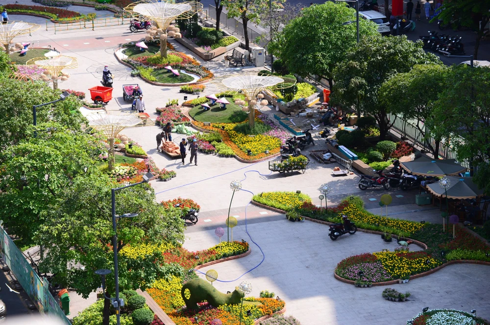 Đường hoa Nguyễn Huệ Tết Quý Mão 2023 sẽ mở cửa chính thức trong vòng 8 ngày, từ 19 giờ ngày 19-1 đến 21 giờ ngày 26-1 (tức từ 28 tháng Chạp đến mùng 5 Tết Quý Mão) để người dân, du khách đến tham quan. Ảnh: HOÀNG GIANG