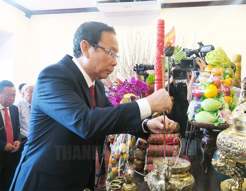 Bí thư Thành ủy TP.HCM Nguyễn Văn Nên dâng hương Chủ tịch Hồ Chí Minh tại Bảo tàng Hồ Chí Minh. Ảnh: Thanhuytphcm