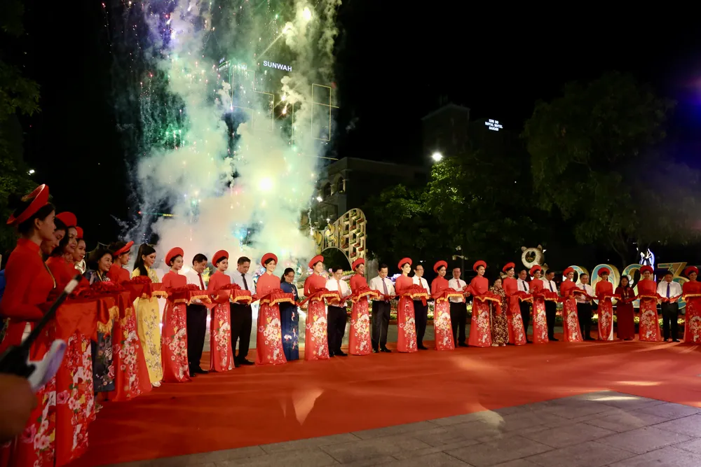 Lãnh đạo Trung ương và TP.HCM cắt băng khai mạc đường hoa Nguyễn Huệ Tết Quý Mão 2023. Ảnh: BẢO PHƯƠNG