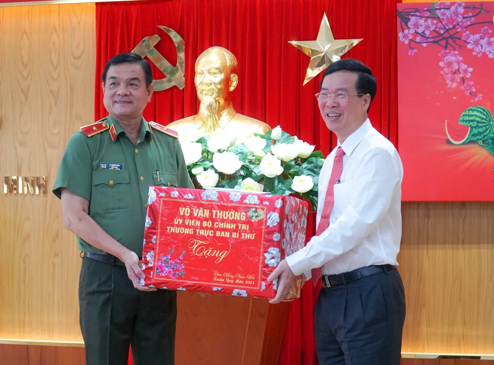 Thường trực Ban Bí thư Võ Văn Thưởng trao quà Tết cho Công an TP.HCM. Ảnh: BẢO PHƯƠNG