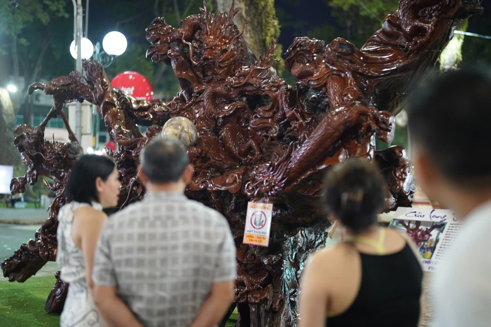 Tác phẩm 'Cửu Long Tranh Châu' thu hút du khách tại Hội Hoa Xuân Tao Đàn 2023. Ảnh: MT