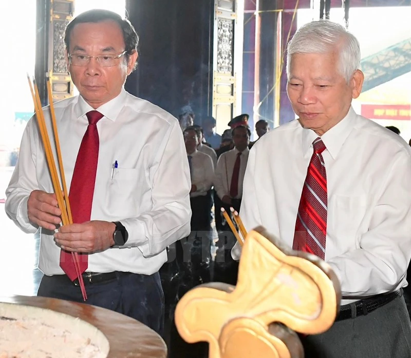 Nguyên Chủ tịch nước Nguyễn Minh Triết (phải) và Bí thư Thành ủy TP.HCM Nguyễn Văn Nên (trái) dâng hương tưởng niệm các anh hùng liệt sĩ tại Khu Truyền thống cách mạng Sài Gòn - Chợ Lớn - Gia Định. Ảnh: Thanhuytphcm