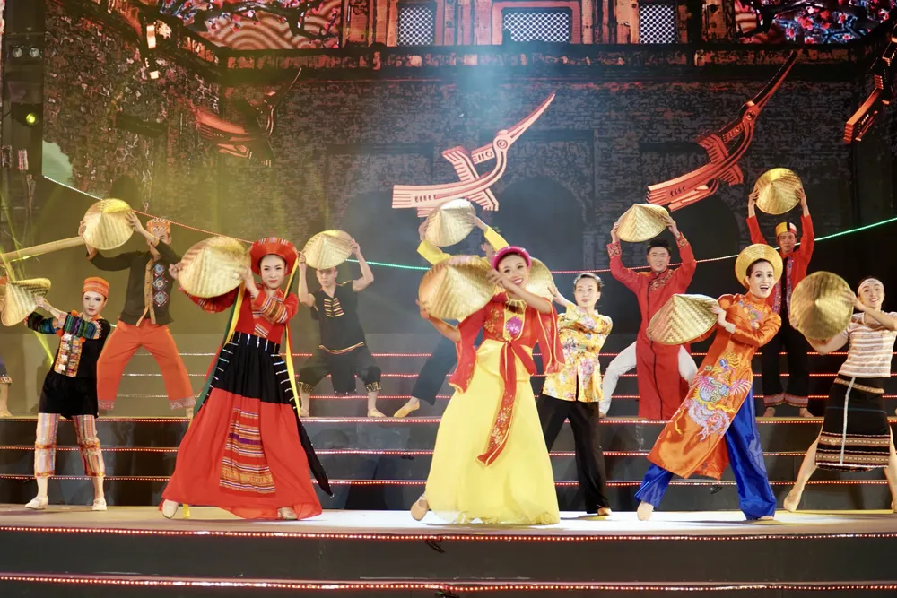 Chương trình được chia làm 3 phần, với nhiều tiết mục được dàn dựng công phu. Ảnh: PHƯƠNG ĐẶNG Chương trình được chia làm 3 phần, với nhiều tiết mục được dàn dựng công phu. Ảnh: PHƯƠNG ĐẶNG