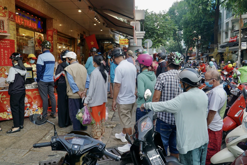 Đến gần 9 giờ sáng, lượng người đổ về các tiệm vịt quay, heo quay ngày càng tăng. Ảnh: PHƯƠNG ĐẶNG