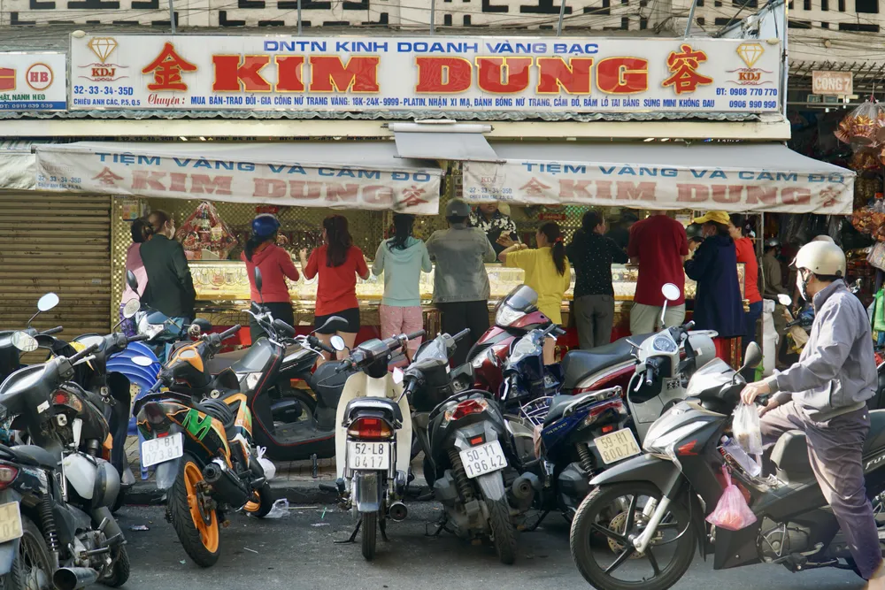 Để tránh tình trạng mua sắm đông đúc như các năm trước, tiệm vàng Kim Dung đã triển khai hình thức mua bán vàng online và đặt hàng trước. Ảnh: PHƯƠNG ĐẶNG