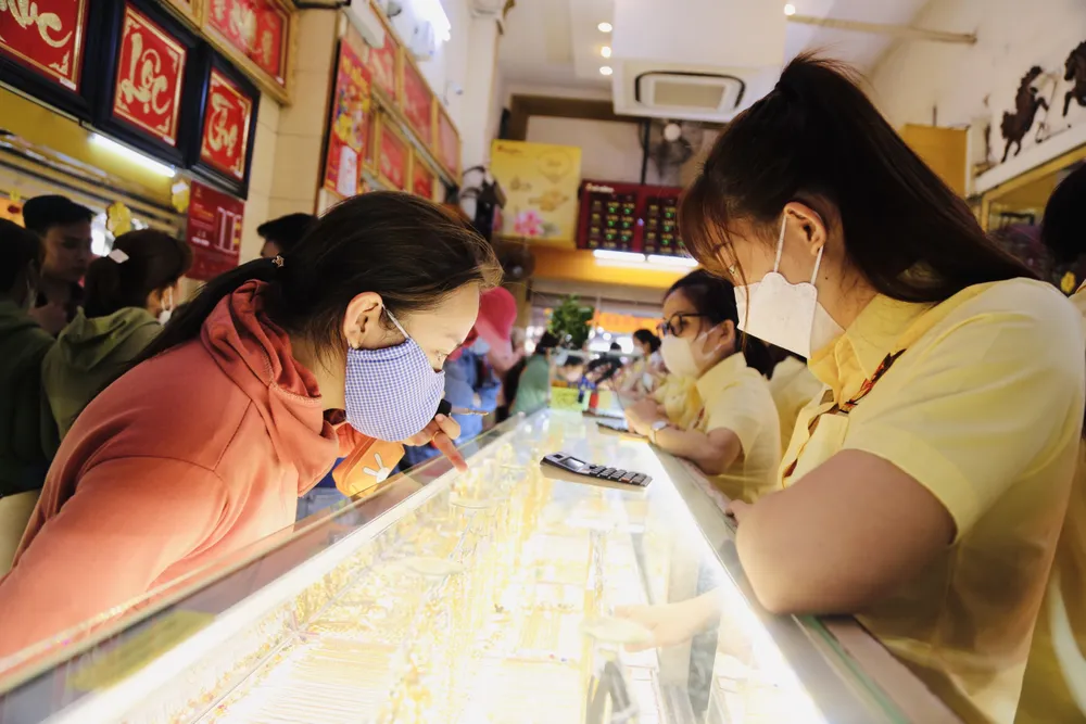 Hàng năm, ngày vía Thần Tài (mùng 10 tháng Giêng) là ngày được người dân chọn mua vàng với mong muốn Thần Tài sẽ mang lộc đến cho gia đình, cầu mong sự sung túc, giàu có và thịnh vượng. Ảnh: HOÀNG GIANG