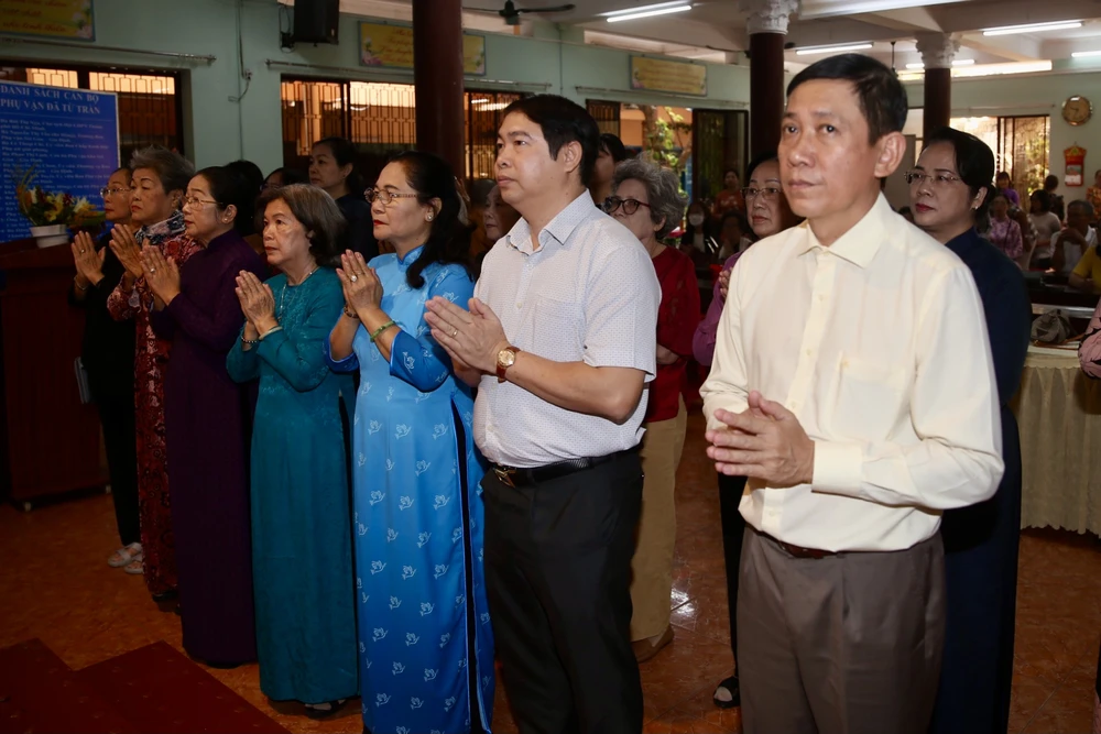 Chủ tịch HĐND TP.HCM Nguyễn Thị Lệ cùng các đại biểu tưởng niệm cán bộ, chiến sĩ Ban Phụ vận Sài Gòn - Gia Định hy sinh và từ trần. Ảnh: N.B Chủ tịch HĐND TP.HCM Nguyễn Thị Lệ cùng các đại biểu tưởng niệm cán bộ, chiến sĩ Ban Phụ vận Sài Gòn - Gia Định hy sinh và từ trần. Ảnh: N.B