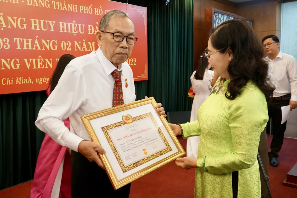 Chủ tịch HĐND TP.HCM Nguyễn Thị Lệ trao huy hiệu 60 năm tuổi Đảng cho ông Võ Văn Cương. Ảnh: BẢO PHƯƠNG Chủ tịch HĐND TP.HCM Nguyễn Thị Lệ trao huy hiệu 60 năm tuổi Đảng cho ông Võ Văn Cương. Ảnh: BẢO PHƯƠNG