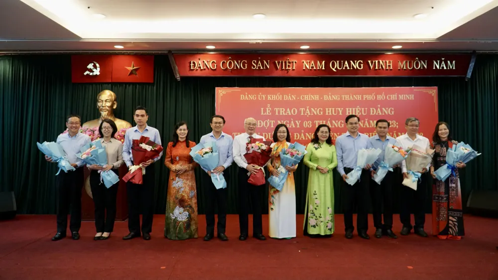 Chủ tịch HĐND TP.HCM Nguyễn Thị Lệ và Phó Bí thư Thường trực Đảng ủy Khối Dân - Chính - Đảng Nguyễn Thị Kim Dung tuyên dương đảng viên tiêu biểu. Ảnh: BẢO PHƯƠNG Chủ tịch HĐND TP.HCM Nguyễn Thị Lệ và Phó Bí thư Thường trực Đảng ủy Khối Dân - Chính - Đảng Nguyễn Thị Kim Dung tuyên dương đảng viên tiêu biểu. Ảnh: BẢO PHƯƠNG