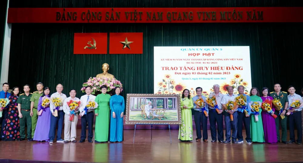 Dịp này, Đảng bộ quận 5 đón nhận bức tranh đá quý Bác Hồ do Ủy ban MTTTQ Việt Nam và các Hội quán đồng bào Hoa tại quận 5 trao tặng. Ảnh: BẢO PHƯƠNG